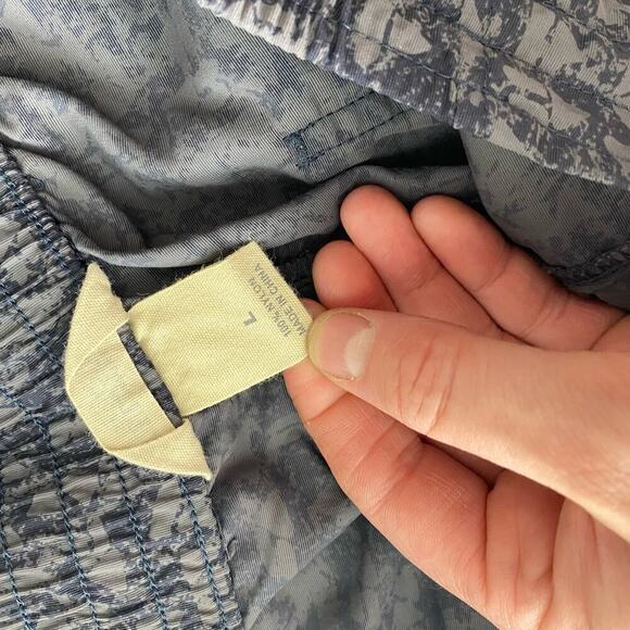 Duluth Trading Co. Dark Blue Floral Print Go-Go Elastic Waist Shorts Size Large - Picture 5 of 9